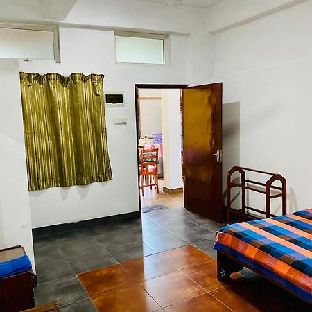 Hotel 100 Dehiwala-Mount Lavinia Buitenkant foto