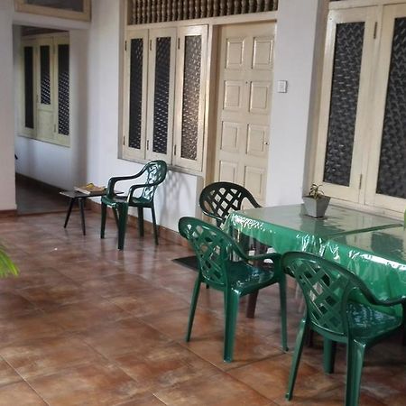Hotel 100 Dehiwala-Mount Lavinia Buitenkant foto