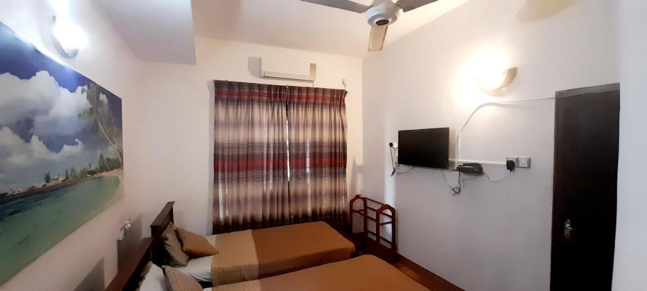 Hotel 100 Dehiwala-Mount Lavinia Buitenkant foto
