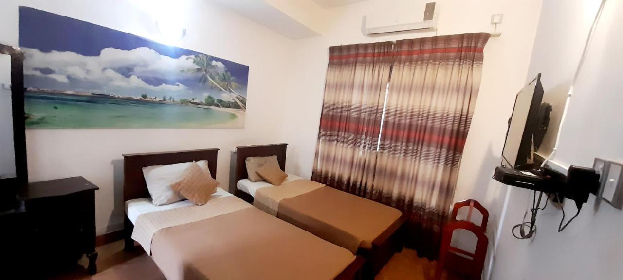 Hotel 100 Dehiwala-Mount Lavinia Buitenkant foto