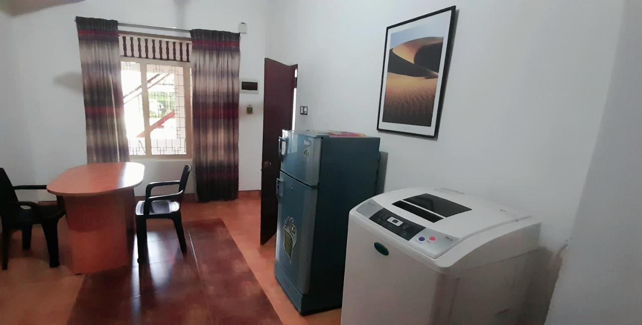Hotel 100 Dehiwala-Mount Lavinia Buitenkant foto