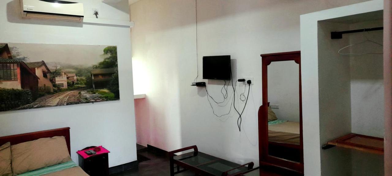 Hotel 100 Dehiwala-Mount Lavinia Buitenkant foto