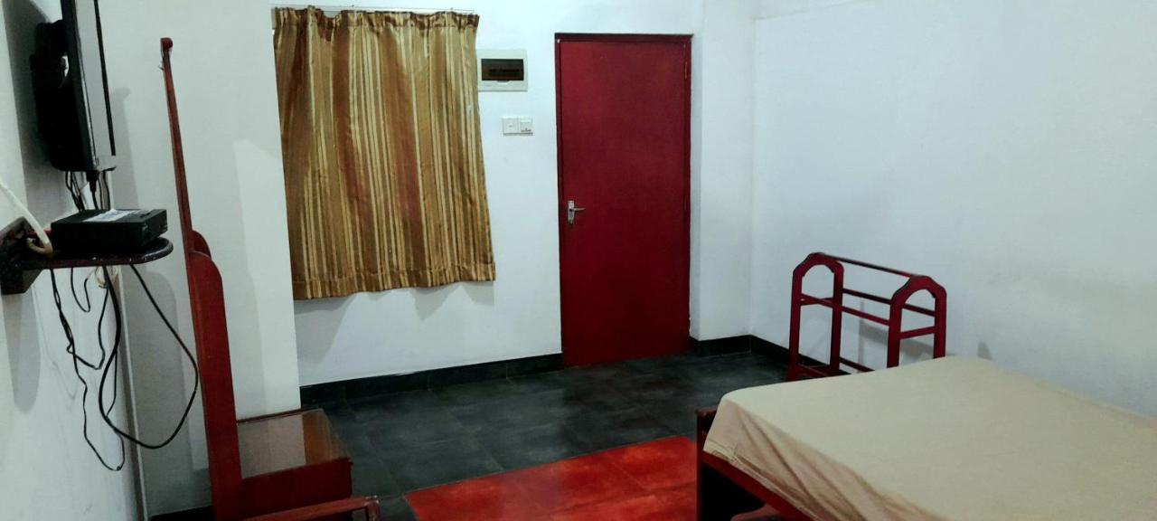 Hotel 100 Dehiwala-Mount Lavinia Buitenkant foto