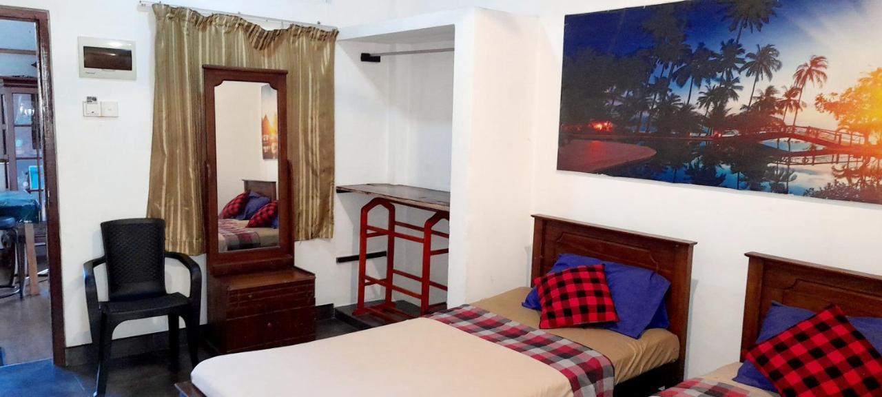 Hotel 100 Dehiwala-Mount Lavinia Buitenkant foto