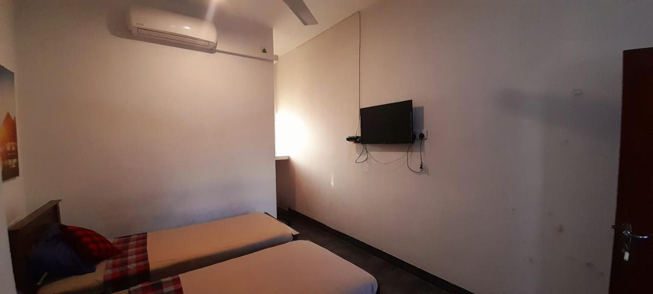 Hotel 100 Dehiwala-Mount Lavinia Buitenkant foto