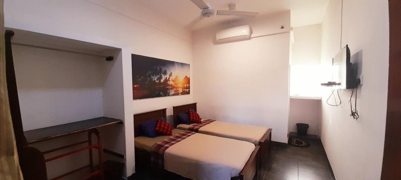 Hotel 100 Dehiwala-Mount Lavinia Buitenkant foto