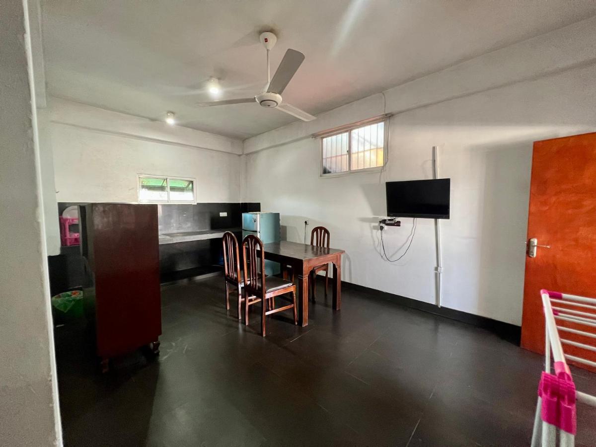 Hotel 100 Dehiwala-Mount Lavinia Buitenkant foto