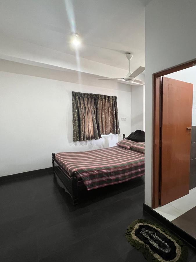 Hotel 100 Dehiwala-Mount Lavinia Buitenkant foto
