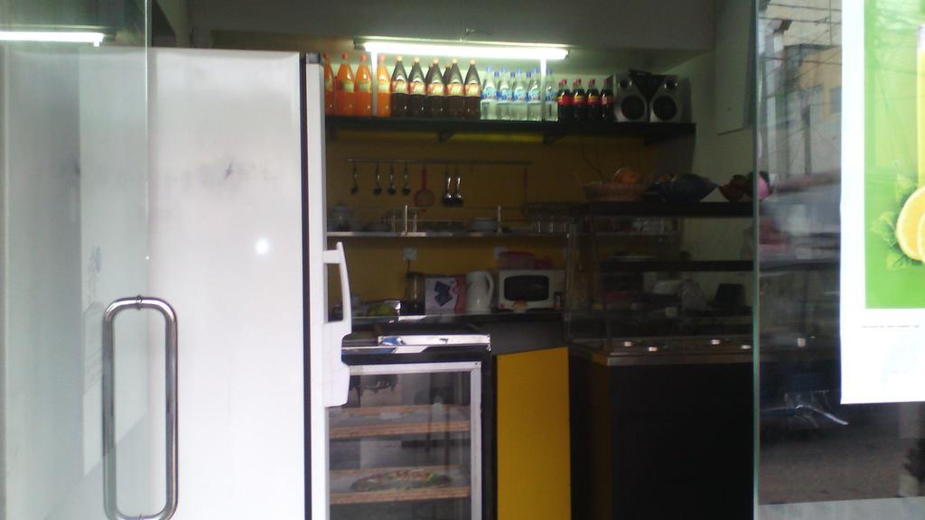 Hotel 100 Dehiwala-Mount Lavinia Buitenkant foto