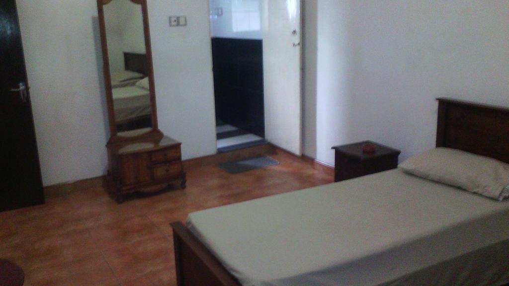 Hotel 100 Dehiwala-Mount Lavinia Buitenkant foto
