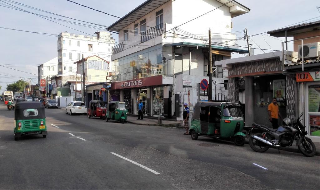 Hotel 100 Dehiwala-Mount Lavinia Buitenkant foto
