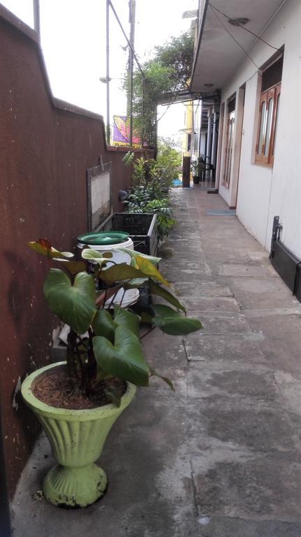 Hotel 100 Dehiwala-Mount Lavinia Buitenkant foto