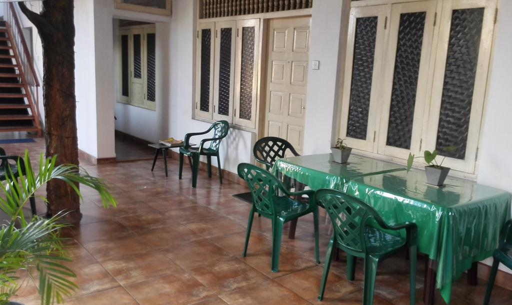 Hotel 100 Dehiwala-Mount Lavinia Buitenkant foto