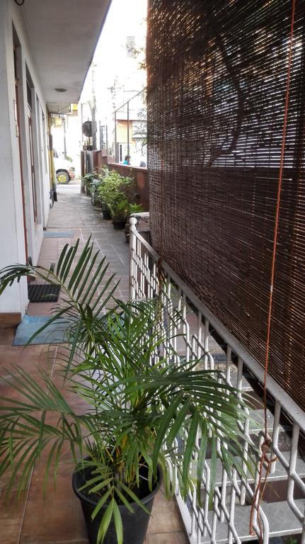 Hotel 100 Dehiwala-Mount Lavinia Buitenkant foto
