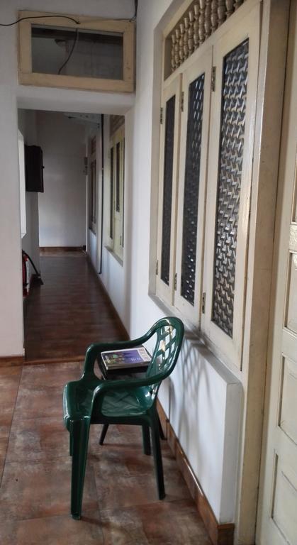 Hotel 100 Dehiwala-Mount Lavinia Buitenkant foto