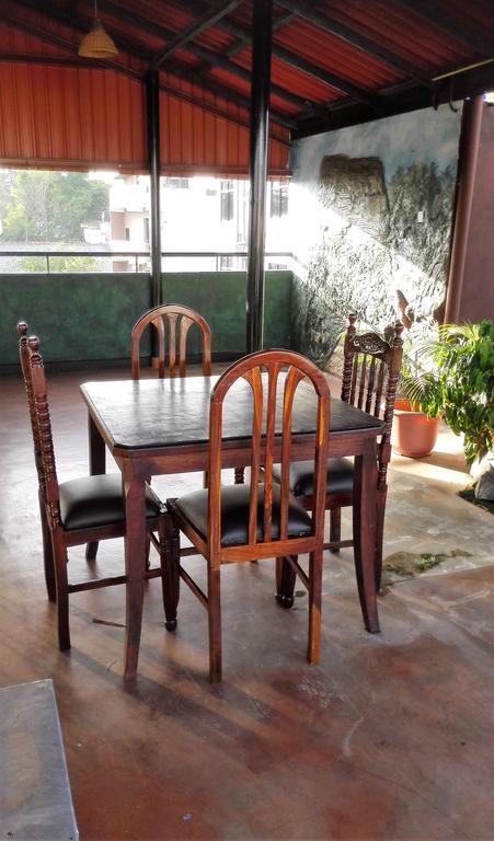 Hotel 100 Dehiwala-Mount Lavinia Buitenkant foto