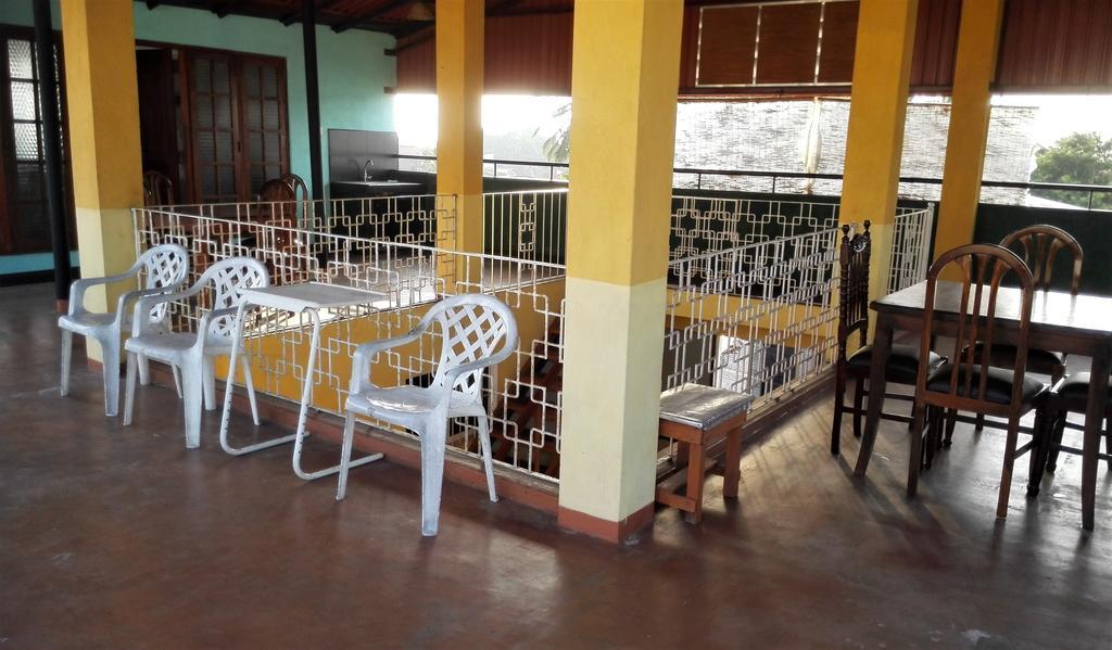 Hotel 100 Dehiwala-Mount Lavinia Buitenkant foto